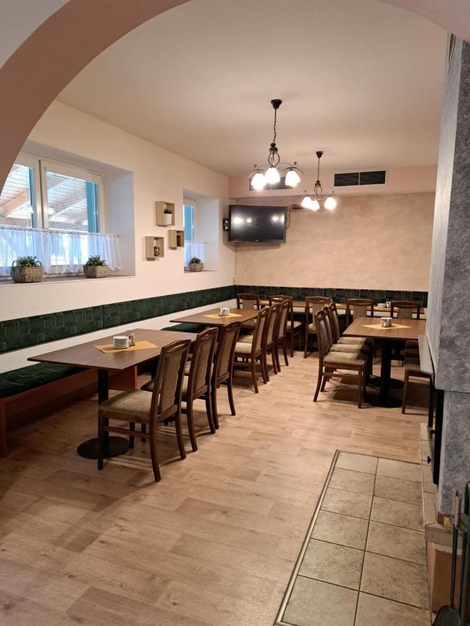 Penzion A Pizzerie Na Zalozne Kobyli Exterior photo