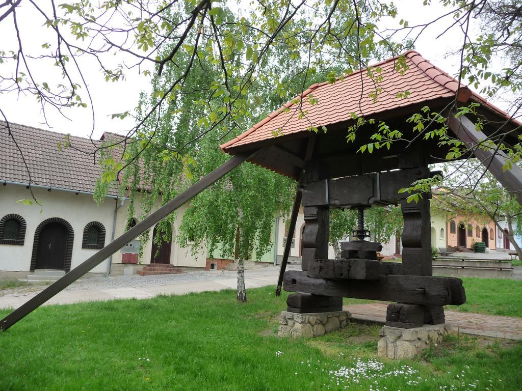 Penzion A Pizzerie Na Zalozne Kobyli Exterior photo